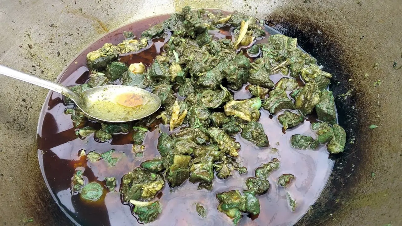 রান্নার সময় মাংসের রং হলো সবুজ, কড়াই নিয়ে থানায় হাজির